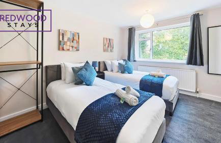 3-Bedroom Serviced House, Free Parking for 2 Cars, Free WiFi By Redwood Stays - Foto 8