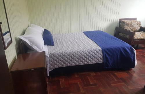 CASA COMPLETA, CENTRO, 4 Qtos, Wi-Fi, 130m quadrados, 4 Camas Casal, Churrasqueira e Apetrechos, Vasto Quintal e Varanda nos Fundos, 2 Banheiros, 9 Pessoas, Área Frontal, Garagem Coberta, Estacionamento Interno 2 Carros, Fogão a Lenha - Foto 14