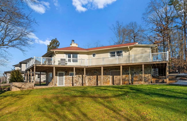 Pleasant Cove Waterfront Getaway With Fire Pit, Deck, and Lake Views - Foto 12