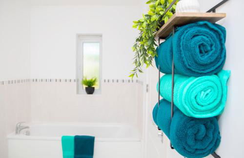 Lavish 4-Bedrooms with Modern Home Features - Guest 8 - Hi-Speed Wi-Fi - Luxury Garden - Private Ample Parking - Foto 29