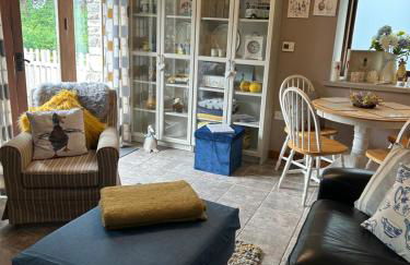 Cosy riverside property - Photo 3