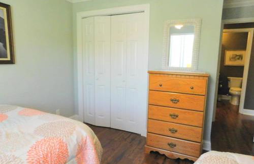 Q4 Professionally decorated upstairs beautiful soothing colors close to back pool - Foto 18