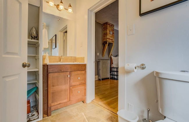 Downtown Practical & Pet-friendly Easy & Sensible - Photo 2