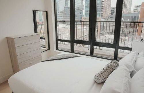 River North Private Balcony With In and Out Parking - Foto 3