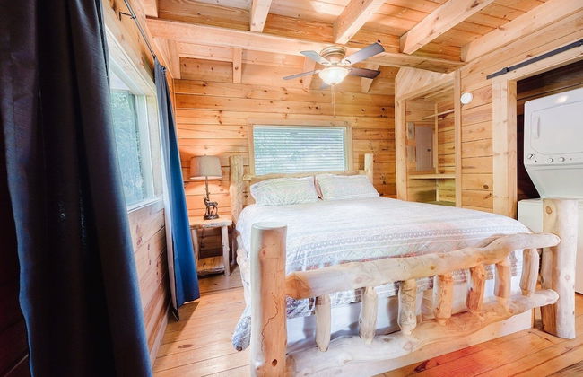 J Willy's Refuge 2 Bedroom Cabin by RedAwning - Photo 3