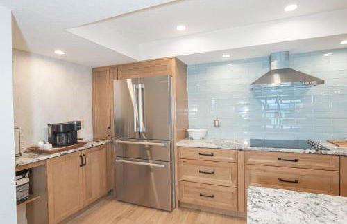 Luxury direct oceanfront corner with a large private balcony, heated pool and garage - Photo 28