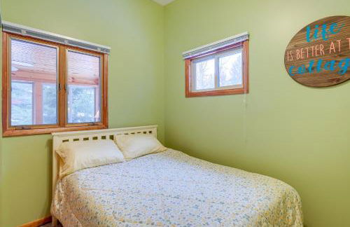 Cozy Cottage with Sunroom - Walk to Higgins Lake! - Foto 20