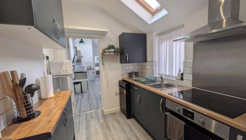 6 bedroom 6 Ensuite 1 min to M6 Jct 9 15 min to Bham - Foto 4, stove, dishwasher