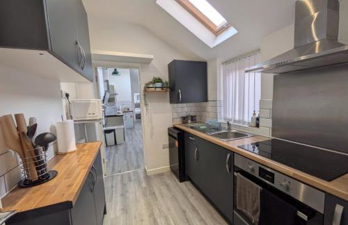 6 bedroom 6 Ensuite 1 min to M6 Jct 9 15 min to Bham - Foto 4