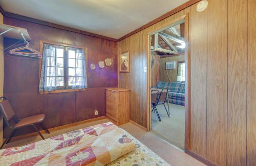 Stone Lake Cabin with Private Deck and Fire Pit! - Foto 14