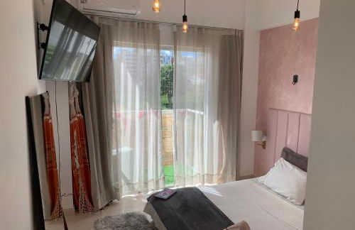 Sacada com ar, rede, pôr do sol, lareira e cinema no Candeias - Foto 2