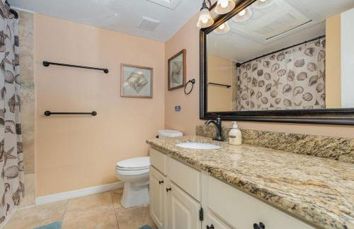 Serene Zen King Bed Condo - Half Mile from Beach - Foto 17