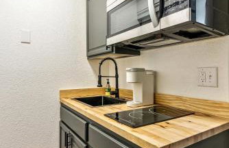 Cozy stay for 2, 5 Min Drive to Base, Full Kitchen, Shared Hot Tub & Pool, Restaurants Nearby! - Photo 1