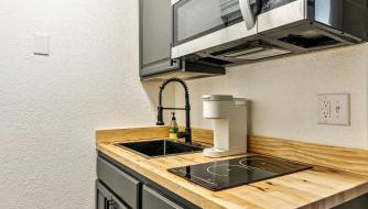 Cozy stay for 2, 5 Min Drive to Base, Full Kitchen, Shared Hot Tub & Pool, Restaurants Nearby! - Foto 1