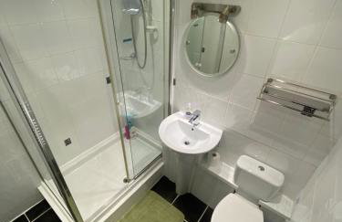 Home in Cwmbran with free onsite parking - Foto 5