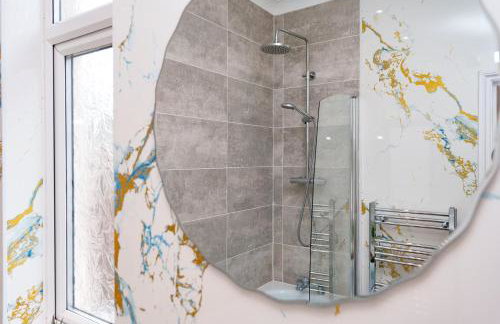 Stylish 3 Bedroom Sea View Apartment -Free Parking- Sleeps 9 - Photo 34