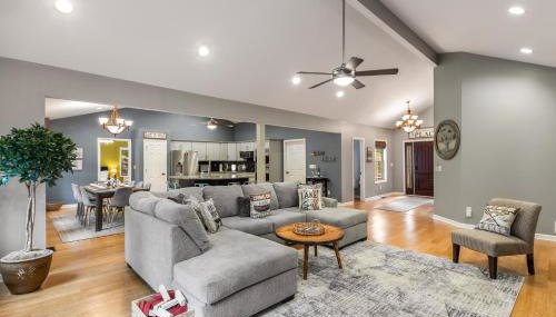 4bd Waterfront House in Lake Lanier with HotTub, FirePit, Wifi, Ping Pong and 2 Kaya - Foto 2