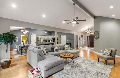 4bd Waterfront House in Lake Lanier with HotTub, FirePit, Wifi, Ping Pong and 2 Kaya - Foto 2