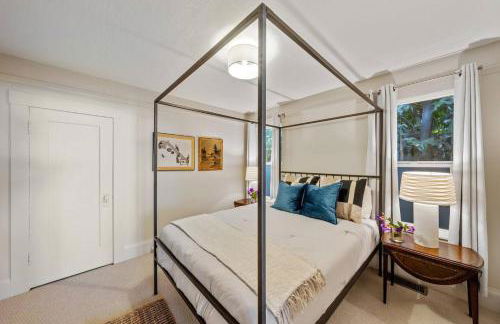 Refined and Roomy 1BD House with Laundry - Foto 15