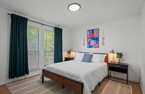 Garland Treehouse Villa: Patio Feasts & Creekside by Vacation Your way - Foto 42