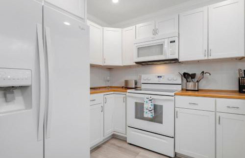 Coastal Vibes! Tropical heated pool home short drive to the beach - Foto 14