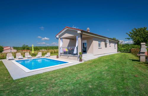 Family holiday house with private pool and playground - Foto 29