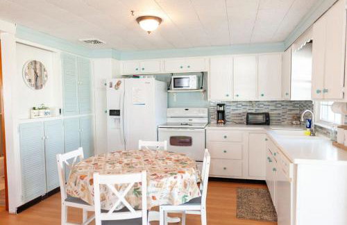 Dog-Friendly Cottage with Backyard & Beach Vibes! - Foto 41