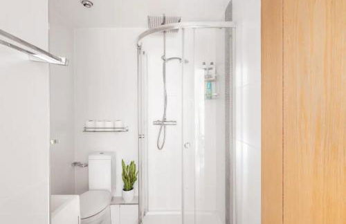 Riverside Apartments with Balcony, 1 Min Walk to Vauxhall Station - Foto 27