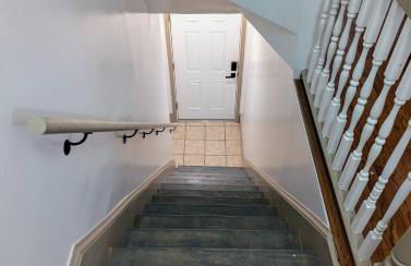 Spacious duplex retreat in city w/ Parking nearby - Foto 38