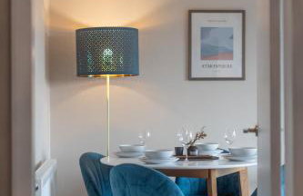 Large 4BR - Ideal Long Stays - Parking - Fast WiFi - Foto 10