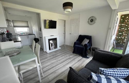 141 -Two bed Chalet on Sunbeach Holiday Park - Sleeps 6, pet friendly, FREE pool and entertainment passes included - plus WiFi with bedding and towels included - only 300m from the beach! - Foto 12