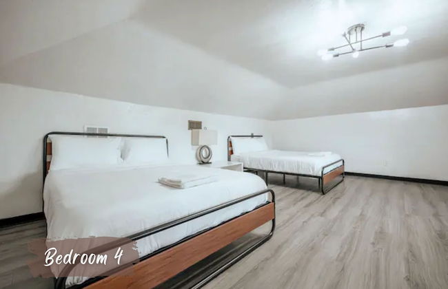 Cozy 6BR Home Near Plaza Dist -sleeps 15 - Photo 33