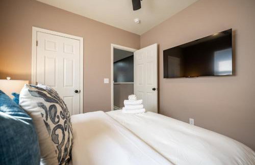 Modern & Stylish - Mins to Downtown - Family Friendly - Photo 33