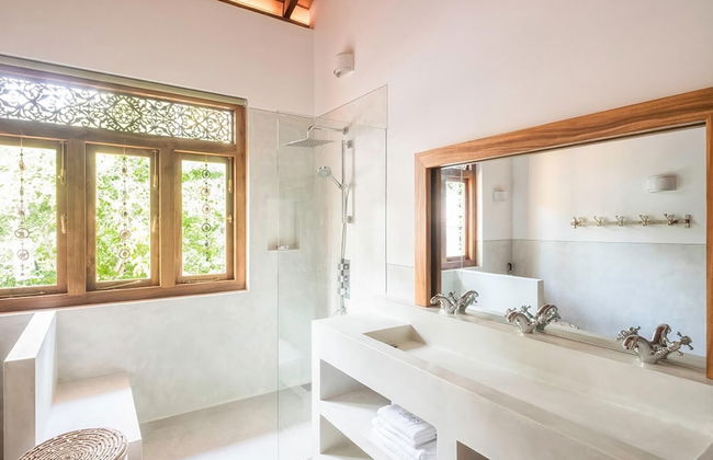 A Sophisticated Spacious Beach Villa With 20 Meter Water Slide - Foto 30