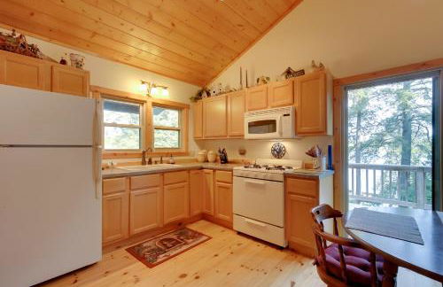 Waterfront Mercer Cabin with Wraparound Porch! - Foto 8