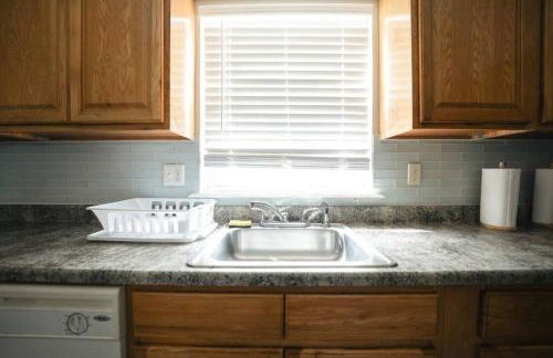 Newark Liberty Brick House - Private Bedroom 1 - Foto 14