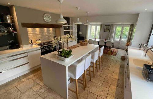Large 4 bed house in Malmesbury, great for big families - Foto 1