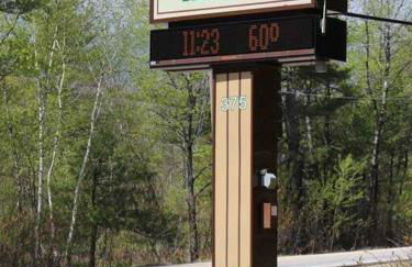 Cute Cedar Lodge Studio with Balcony & Lake Views! - Foto 6