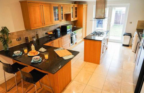 Large 4-bed house for up to 7 guests w 2x parking - Foto 10