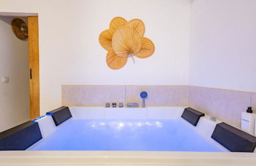 Suite Bali de 45m2 - Idéal couple - Chambre séparée - Jacuzzi baignoire balnéo - Sauna - Clim réversible - Netflix - Piscine accès partagé avec la petite copro - Bouteille de champagne offerte dès 2 nuits - Foto 8
