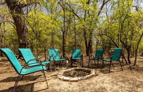 Hobbit Treehouse with waterfall on the Brazos River! 350 acres! Tubing! Petting zoo! - Foto 29