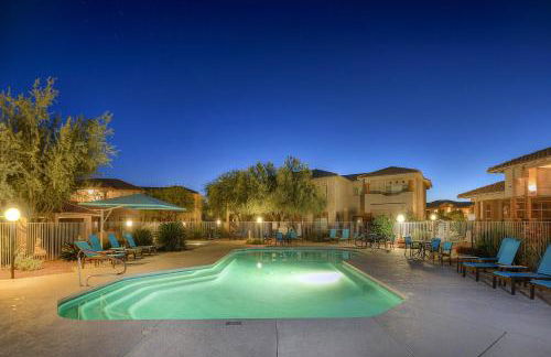 Renovated condo with updated floors, pool, hot tub & mountain views - Foto 23