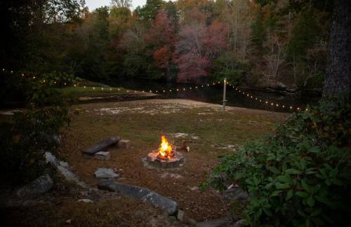 Brushy Creek Lodge - Riverfront, Hot Tub, Fire Pit - Foto 36