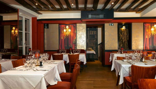 Cenaréis en un elegante comedor