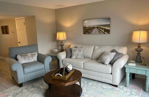 NEW LISTING! Centrally Located with Pool and Beach Views - Foto 6