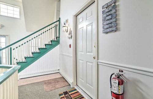 Portage Lake Condo with Deck and Pool Access! - Foto 17