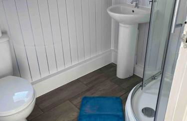 Stunning 3 Bed Riverside Cabin in Snowdonia - Photo 59