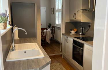 The Lily Pad - Boutique Townhouse, a short walk to Town Center and Racecourse - Photo 15