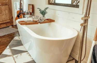 Secluded Treehouse Rental Ideal for Glamping in Alabama - Foto 34