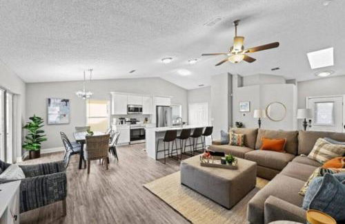 Retreat with Heated Pool in a Serene Community - Foto 29